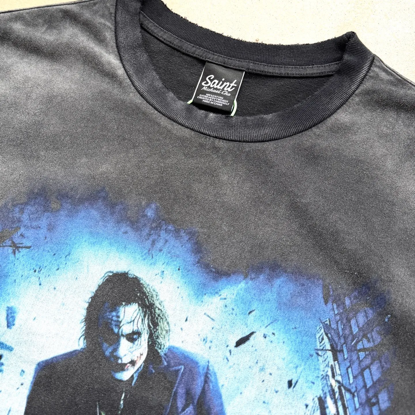 P138 # CTS-113 [Same as Lu Han] Saint "Batman The Dark Knight Joker" limited edition. 260g heavyweight pure cotton fabric after washing. White ink direct-jet printing. Retro single-stitch heaven and earth needle crafts + heavy-duty spray wash + hand damage. Size: S M L XL. If Batman represents justice, Joker is the ultimate evil. Most criminals can always find legitimate reasons for doing bad things, for revenge, for power, for wealth... For Joker, these reasons are tantamount to degrading him. He believes that the city lacks a "classy criminal" like him.   Joker challenges human nature and spurns justice. In his view, any morality, rules, and goodness can be destroyed, and only a "little push" can make people who claim to be righteous follow his path.  “Everyone has the ability to do evil, but everyone also has the ability to do good.” “True heroism is to still love life after recognizing the essence of life.” Customized 260g gram weight 100% cotton special washed fabric that is consistent with the original. With the blessing of imitation sun-drying, heavy sandblasting and fading + edge grinding + Assute fermentation and washing, the cotton feel on the surface of the fabric is well presented. Both the texture and feel are ceiling level. After the ready-made garments undergo a series of heavy washing and distressing processes, the retro and high-end sense of the entire garment is directly to the top. The garment making process of the entire garment adopts Saint The most common and complex single-needle sewing process (commonly known as single-thread heaven and earth stitch) among vintage vintage brands such as Michael